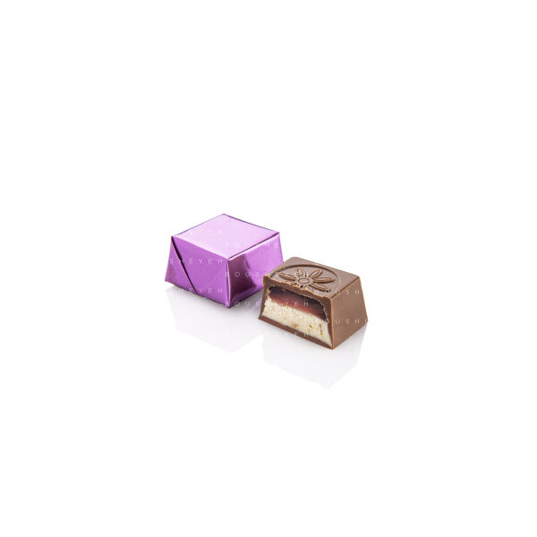 Milk chocolate filled strawberry cheesecake 200g
